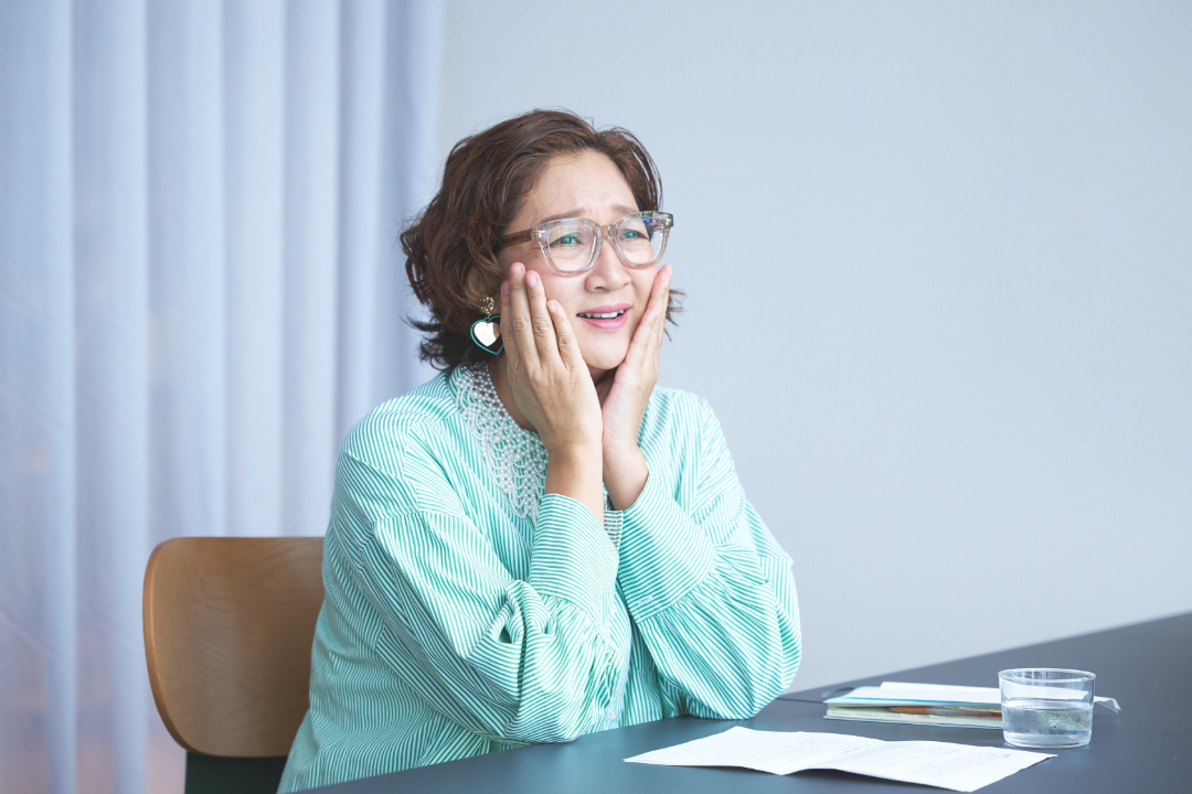 不安げな表情をみせる虻川美穂子さん